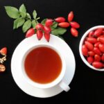 Šípkový čaj vás určite postaví na nohy (účinky + recepty na domáci čaj, džem a olej)