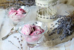Jahodová zmrzlina s levanduľovým sirupom