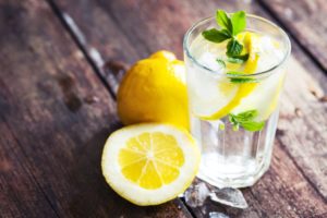 voda s citrónom