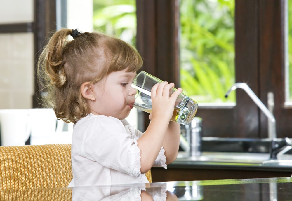 dieťa pije vodu