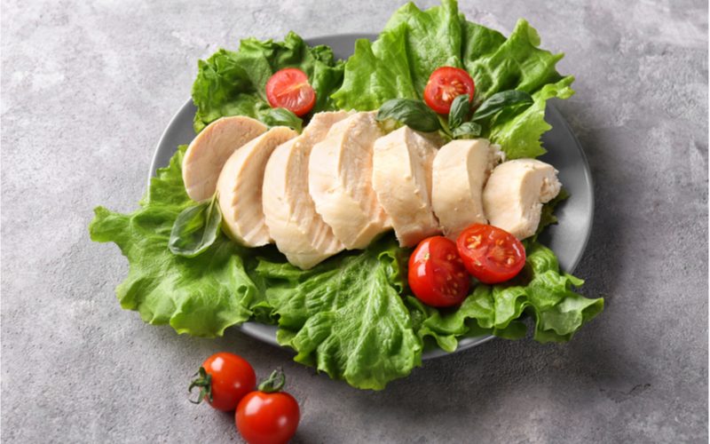 varené kuracie prsia na šalátových listoch - pankreatická diéta