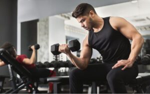 muž vykonáva cviky na biceps s jednoručnou činkou