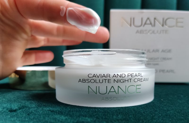 Nočný krém Nuance Caviar and Pearl, ukážka konzistencie na ruke