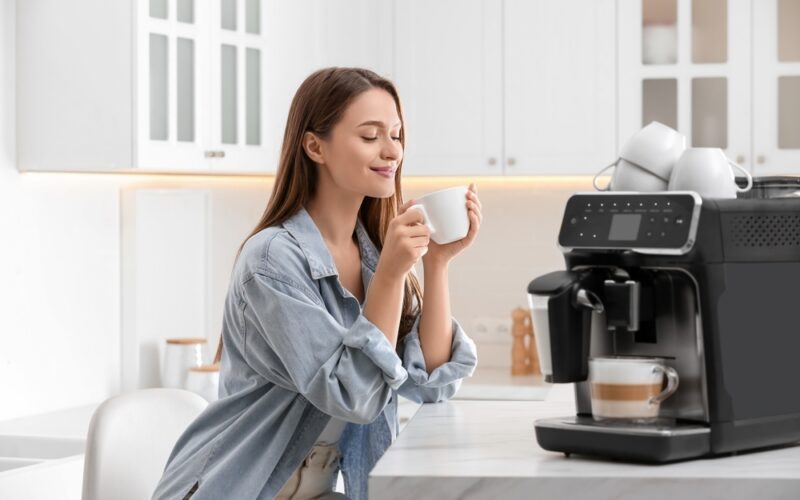 žena ktorá si užíva kávu